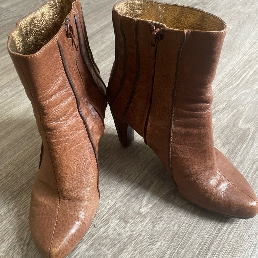 Tsubo Brown leather ankle boots with side zipper and heel size 7